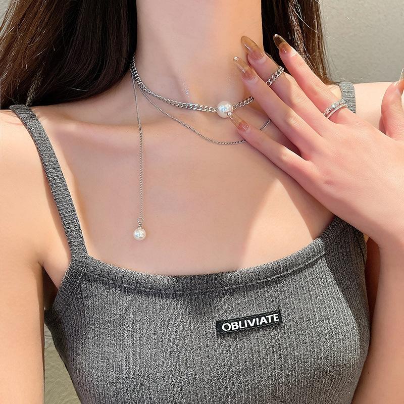 Dây chuyền dáng ngắn nên bạn có thể đeo như choker