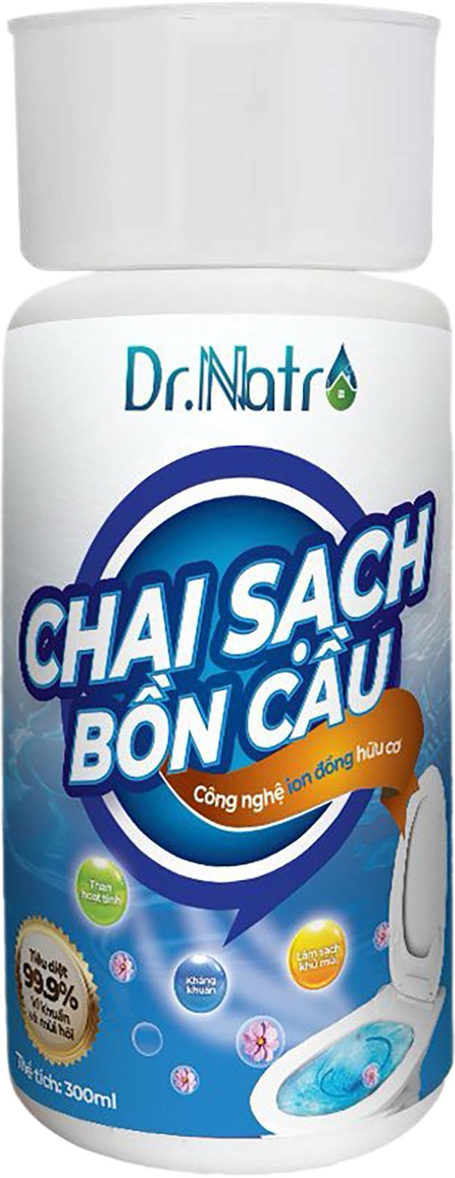 CÔNG DỤNG  - Khử mùi hiệu quả, giữ cho toilet luôn thơm mát  - Tiêu diệt 99.9% vi khuẩn gây hại, ức chế sự sinh trưởng của vi khuẩn  - Duy trì độ sáng bóng của gốm sứ, không ảnh hưởng đến bề mặt gốm sứ  - Tẩy sạch các vết bẩn, ố vàng trong bồn cầu, toilet  - Hỗ trợ việc vệ sinh toilet dễ dàng và tiết kiệm hơn  THÀNH PHẦN  - lon đồng hữu cơ, nước tinh khiết đã xử lý qua từ trường, đá thạch anh, than hoạt tính, hương thơm thiên nhiên, màu thực phẩm và chất bảo quản.  - Với thiết kế nắp rời thông minh kết hợp đá thạch anh và than hoạt tính là sự lựa chọn hoàn hảo giúp toilet nhà bạn luôn SẠCH - THƠM - SÁNG BÓNG. Sử dụng hiệu quả, an toàn, tiết kiệm hơn bao giờ hết  Hướng dẫn sử dụng:  Bước 1 Mở nắp chai dung dịch, tháo bỏ lớp siêu nhôm  Bước 2 Lắp đầu chứa van xả vào chai tẩy  Bước 3 Mở nắp bồn chứa nước  Bước 4 Thả chai sạch bồn cầu vào bồn chứa nước (đầu chứa van xả có khắc chữ Dr. Natro nằm dưới đáy bồn)