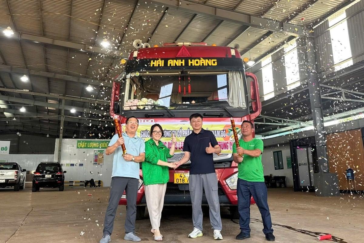 Đại diện Công ty Cổ phần nông sản Nam Đô và đối tác Trung Quốc chúc mừng lô hàng sầu riêng đông lạnh đầu tiên được xuất khẩu. 