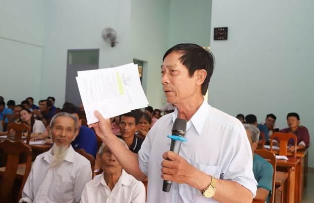 Cử tri kiến nghị các vấn đề tại buổi tiếp xúc. Ảnh: Lam HồngCử tri kiến nghị các vấn đề tại buổi tiếp xúc