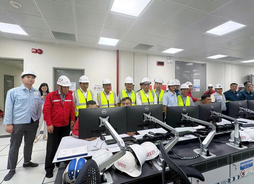 Lãnh đạo PVPower và Hội Dầu khí cùng các đại biểu chứng kiến thời điểm Nhà máy điện Nhơn Trạch 4 hòa lưới điện quốc gia. Ảnh: Petrovietnam