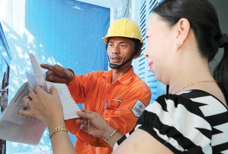 Nhân viên điện lực và khách hàng trao đổi về điện tiêu thụ (Ảnh minh hoạ)