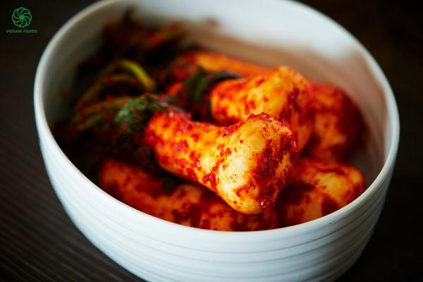 Kim chi củ cải non Chonggak-kimchi đậm đà, giòn tươi