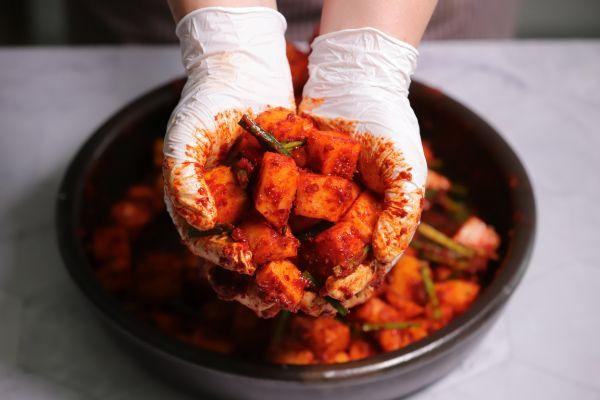Kim chi củ cải Kkakdugi chuẩn vị Hàn Quốc